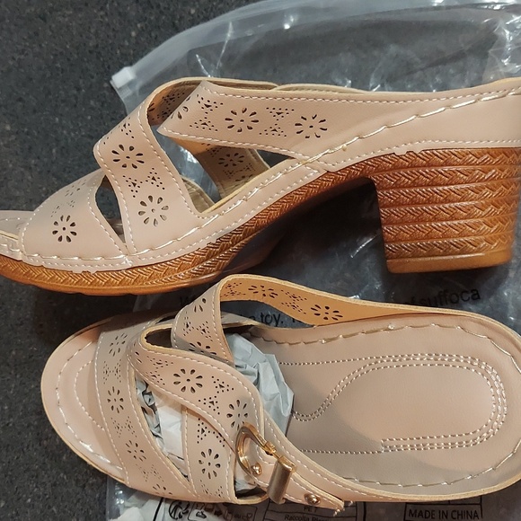 Women's 2 inch heel 41 9.5 size Sandals apricot beige color NWT buckle. - Picture 4 of 10